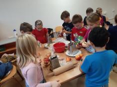 Pečení jablečného závinu