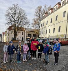 Spolupráce s MKIS POBĚŽOVICE aneb tvorba žlutých KRAVAT  na "DIVADELNÍ FESTIVAL V KRAVATĚ"